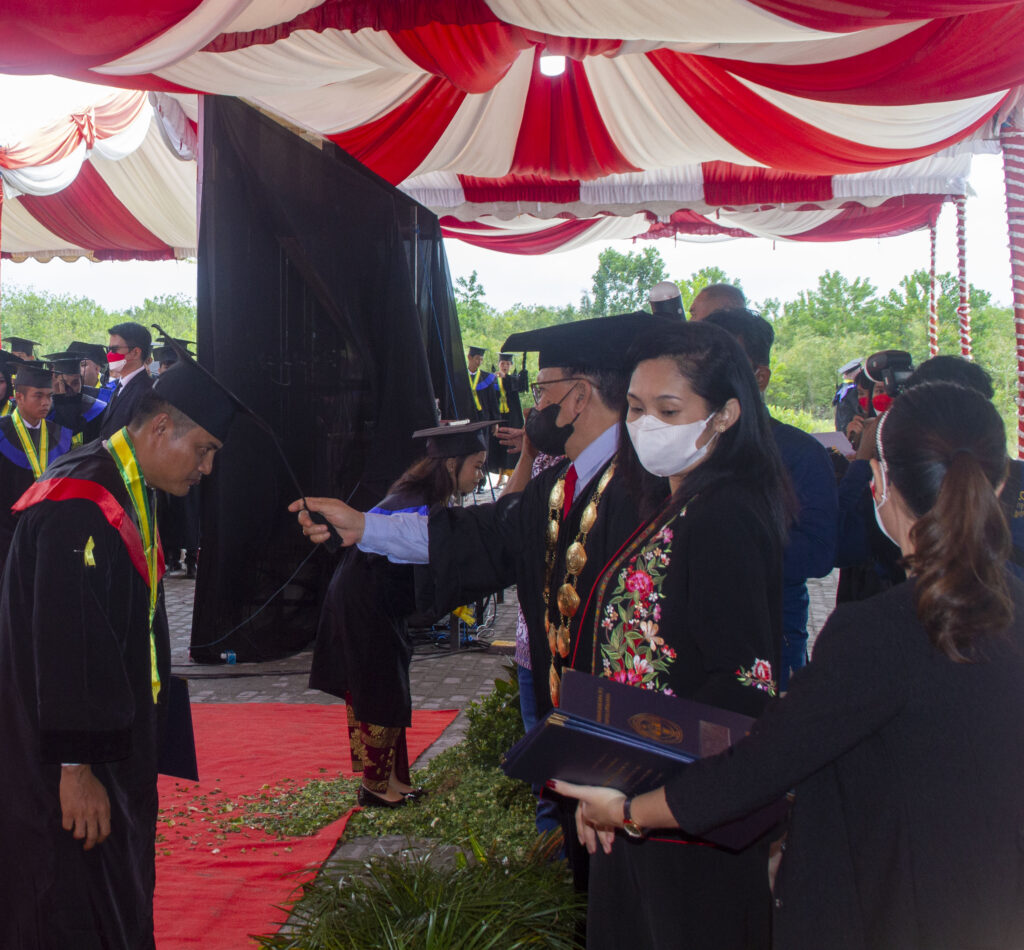 Pemindahan kuncir oleh Rektor UPR (Dr. Andrie Elia, M.Si) secara khusus terhadap wakil wisudawan Supriyudi,S.Pi yang tutup usia sehari sebelum pelaksanaan wisuda